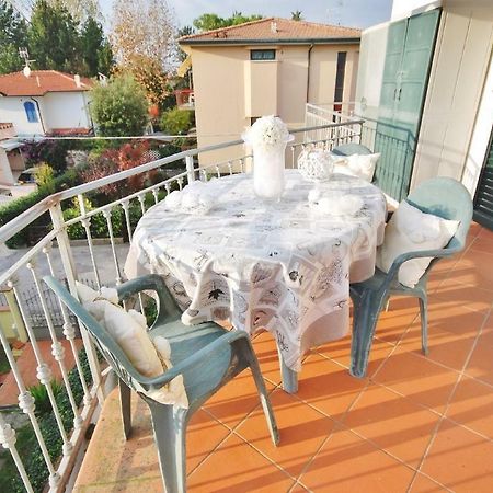 Raffinato Attico Vicino Al Mare Con Solarium Lido Di Camaiore Kültér fotó