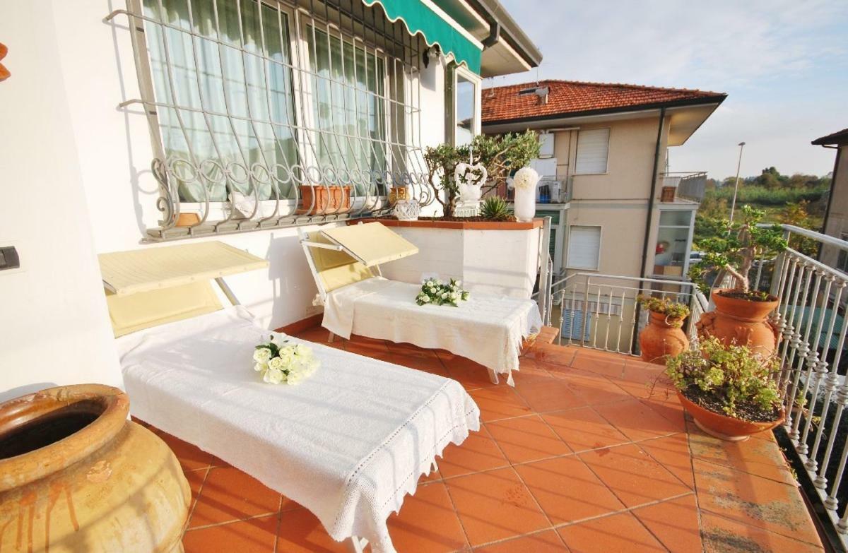 Raffinato Attico Vicino Al Mare Con Solarium Lido Di Camaiore Kültér fotó