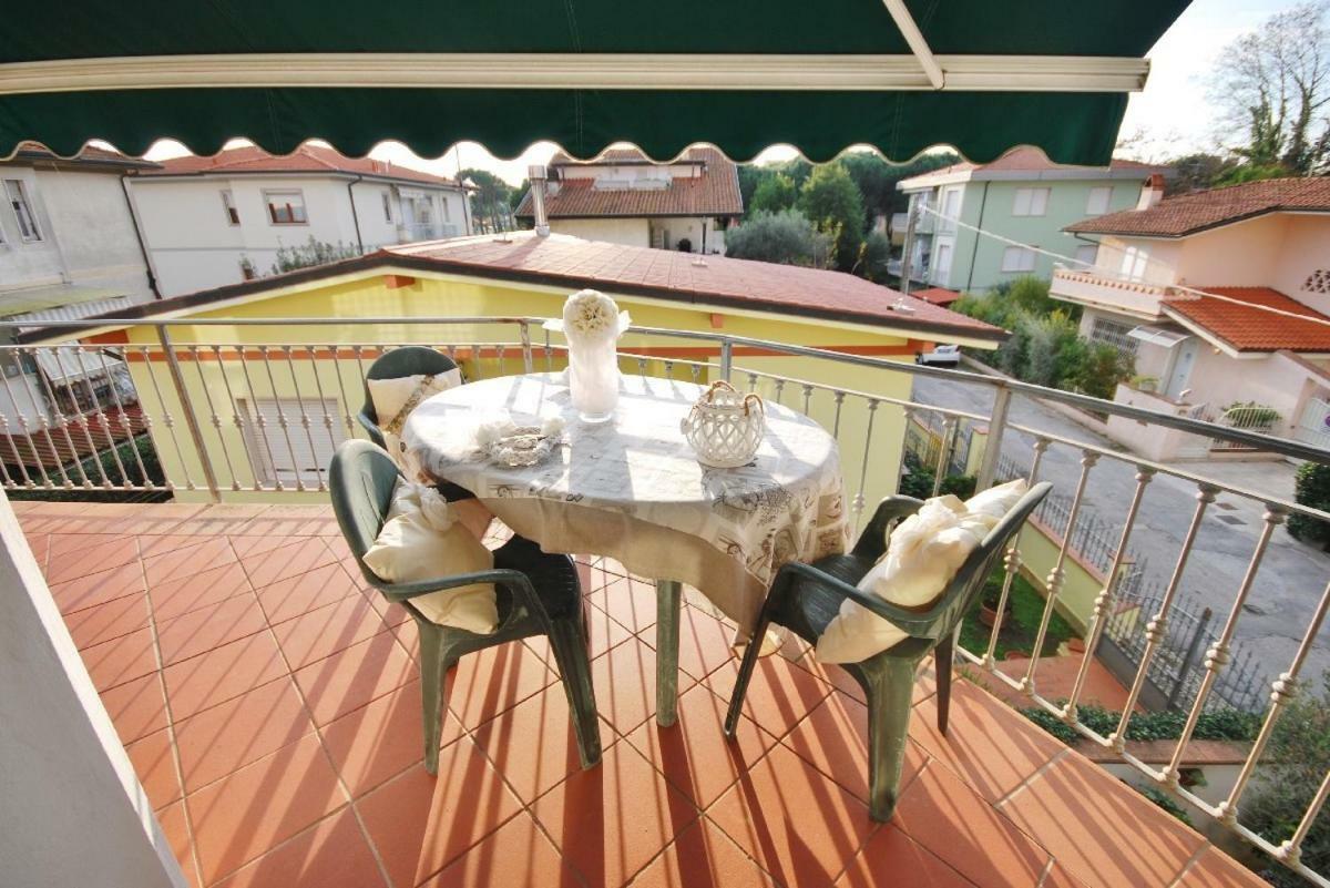 Raffinato Attico Vicino Al Mare Con Solarium Lido Di Camaiore Kültér fotó