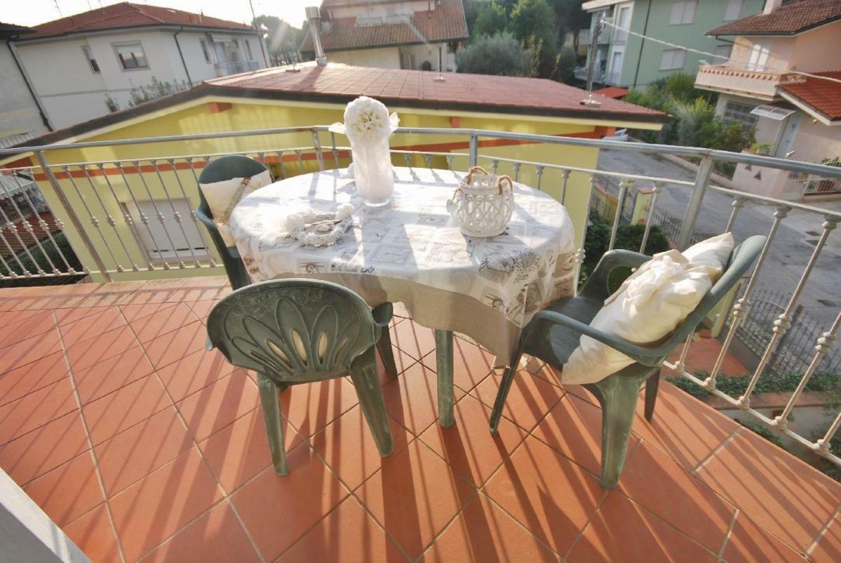 Raffinato Attico Vicino Al Mare Con Solarium Lido Di Camaiore Kültér fotó